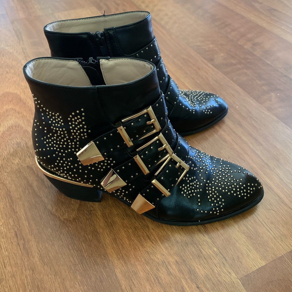 Jessica Buurman CARMEN Gold Studded Ankle Boots